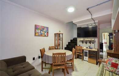 Imagem: A casa possui 2 Dormitórios, 1 Suíte, 2 Banheiros, 2 Vagas