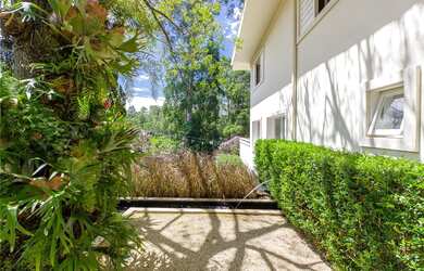 Imagem: A casa em condomínio e possui 4 Dormitórios, 1 Suíte, 7 Banheiros