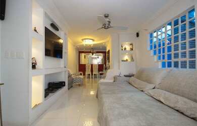 Imagem: A casa possui 3 Dormitórios, 1 Suíte, 6 Banheiros, 3 Vagas