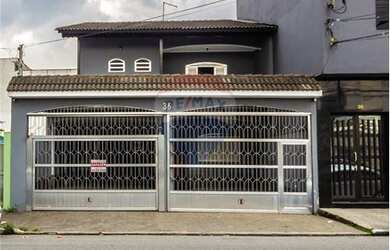 Imagem: A casa possui 4 Dormitórios, 5 Banheiros, 8 Vagas na garagem