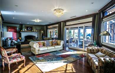 Imagem: A casa possui 5 Dormitórios, 1 Suíte, 8 Banheiros, 4 Vagas