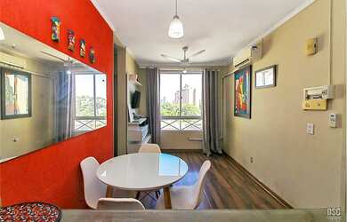 Imagem: O apartamento possui 2 Dormitórios, 1 Banheiro, 1 Vaga na garagem