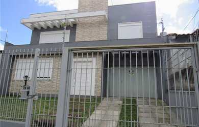 Imagem: A casa possui 4 Dormitórios, 1 Suíte, 4 Banheiros, 2 Vagas