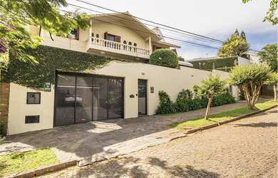 Imagem: A casa possui 4 Dormitórios, 2 Suítes, 6 Banheiros, 2 Vagas