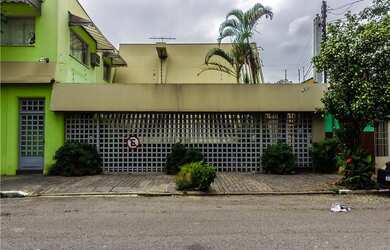 Imagem: A casa possui 5 Dormitórios, 1 Suíte, 8 Banheiros, 10 Vagas