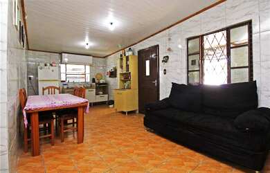 Imagem: A casa e possui 3 Dormitórios, Suítes, 2 Banheiros, 2 Vagas