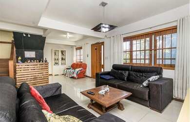 Imagem: A casa possui 3 Dormitórios, 1 Suíte, 4 Banheiros, 4 Vagas