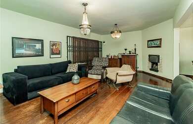 Imagem: A casa possui 4 Dormitórios, 1 Suíte, 5 Banheiros, 4 Vagas