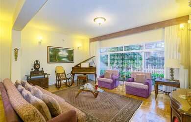 Imagem: A casa possui 3 Dormitórios, 1 Suíte, 5 Banheiros, 4 Vagas