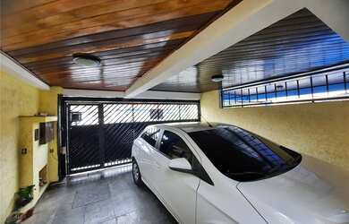 Imagem: A casa possui 3 Dormitórios, 1 Suíte, 4 Banheiros, 2 Vagas