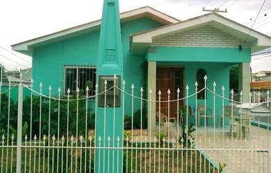 Imagem: A casa possui 3 Dormitórios, 2 Banheiros, 1 Vaga na garagem