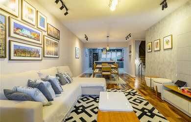 Imagem: A casa possui 3 Dormitórios, 1 Suíte, 3 Banheiros, 2 Vagas