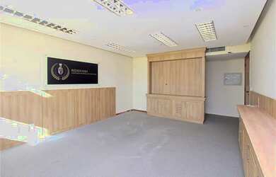Imagem: A sala comercial possui 32m² de Área e está localizado em