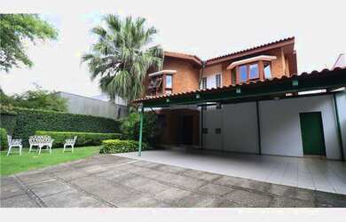 Imagem: A casa possui 5 Dormitórios, 1 Suíte, 6 Banheiros, 4 Vagas