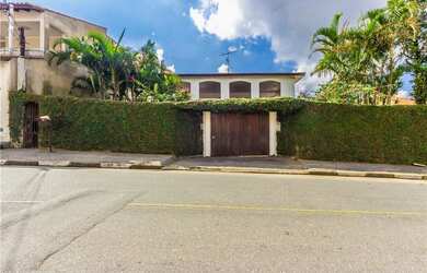 Imagem: A casa possui 3 Dormitórios, 1 Suíte, 4 Banheiros, 7 Vagas