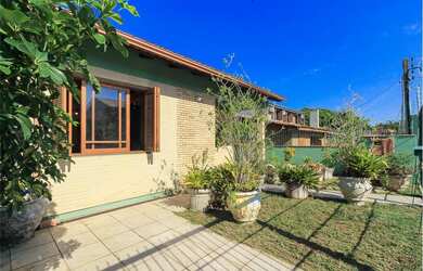 Imagem: A casa possui 2 Dormitórios, 1 Suíte, 3 Banheiros, 1 Vaga