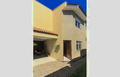 Imagem: A casa possui 2 Dormitórios, 1 Suíte, 2 Banheiros, 1 Vaga