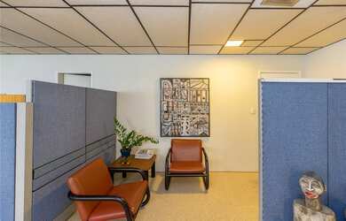 Imagem: A sala comercial possui 2 Vagas na garagem, 120m² de Área