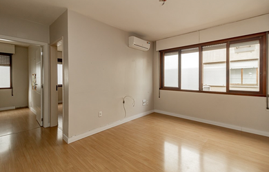 Imagem: O apartamento possui 2 Dormitórios, 1 Banheiro, 1 Vaga na garagem