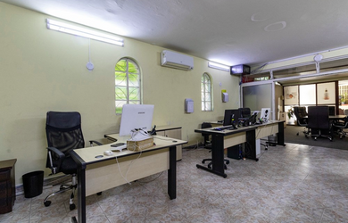 Imagem: A loja possui 3 Banheiros, 3 Vagas na garagem, 279m² de Área