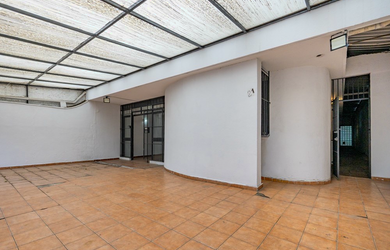 Imagem: A sala comercial possui 4 Banheiros, 3 Vagas na garagem e 335m²