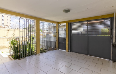 Imagem: A casa possui 3 Dormitórios, 1 Suíte, 3 Banheiros, 6 Vagas