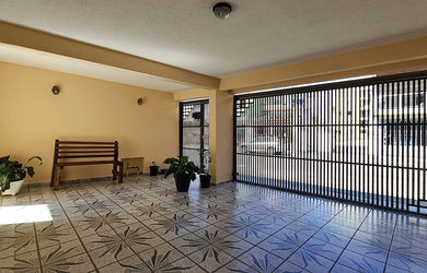 Imagem: A casa possui 2 Dormitórios, 2 Banheiros, 2 Vagas na garagem