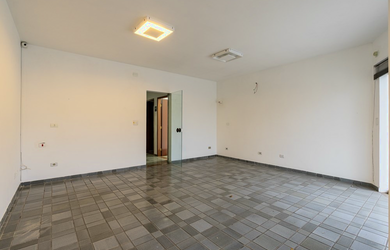 Imagem: A sala comercial possui 4 Banheiros, 7 Vagas na garagem, 240m²