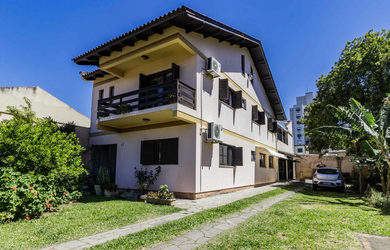 Imagem: A casa possui 3 Dormitórios, 1 Suíte, 5 Banheiros, 5 Vagas