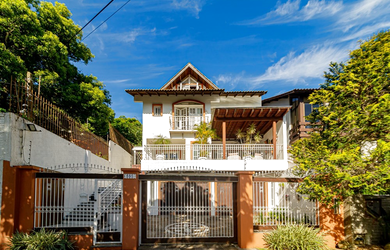 Imagem: A casa possui 4 Dormitórios, 4 Suítes, 7 Banheiros, 5 Vagas