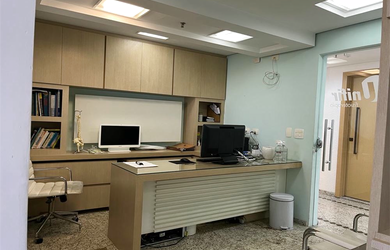 Imagem: A sala comercial possui 2 Vagas na garagem e 40m² de Área