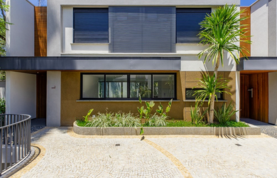 Imagem: A casa possui 4 Dormitórios, 6 Banheiros, 4 Vagas na garagem