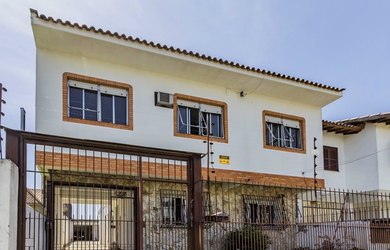 Imagem: A casa possui 4 Dormitórios, 1 Suíte, 4 Banheiros, 6 Vagas