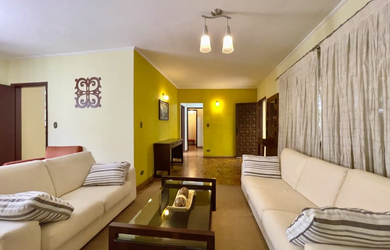 Imagem: A casa possui 5 Dormitórios, 2 Suítes, 6 Banheiros, 3 Vagas