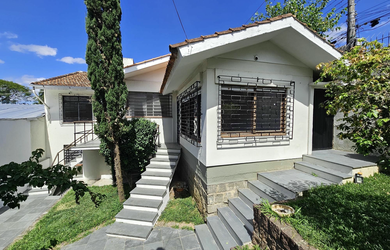 Imagem: A casa possui 3 Dormitórios, 1 Suíte, 5 Banheiros, 3 Vagas