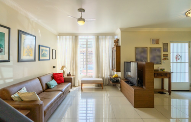 Imagem: A casa possui 3 Dormitórios, 4 Banheiros, 2 Vagas na garagem