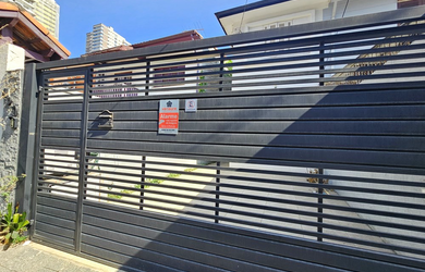 Imagem: A casa possui 2 Dormitórios, 1 Banheiro, 1 Vaga na garagem