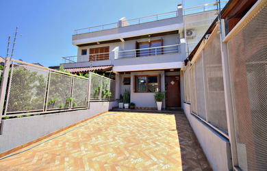 Imagem: A casa à venda possui 3 Dormitórios, 3 Suítes, 4 Banheiros