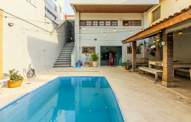 Imagem: A casa possui 4 Dormitórios, 4 Suítes, 5 Banheiros, 3 Vagas