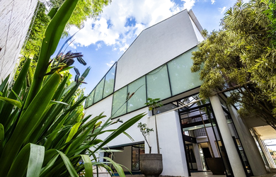 Imagem: A casa possui 4 Dormitórios, 4 Suítes, 8 Banheiros, 6 Vagas