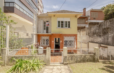 Imagem: A casa possui 3 Dormitórios, 2 Banheiros, 4 Vagas na garagem