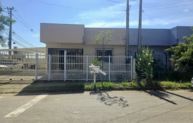 Imagem: A casa possui 2 Dormitórios, 1 Banheiro, 2 Vagas na garagem