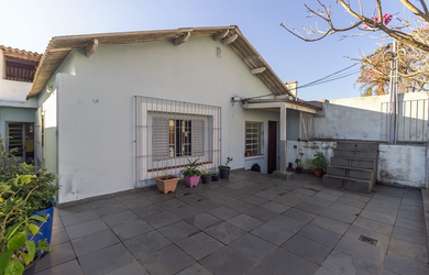 Imagem: A casa possui 3 Dormitórios, 2 Banheiros, 2 Vagas na garagem