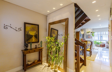 Imagem: A casa possui 3 Dormitórios, 1 Suíte, 7 Banheiros e 2 Vagas