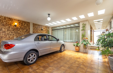 Imagem: A casa possui 3 Dormitórios, 1 Suíte, 4 Banheiros, 2 Vagas