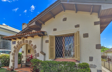 Imagem: A casa possui 6 Dormitórios, 3 Banheiros, 5 Vagas na garagem