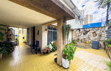 Imagem: A casa possui 3 Dormitórios, 2 Banheiros, 2 Vagas na garagem