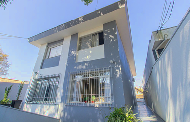 Imagem: A casa possui 3 Dormitórios, 3 Banheiros, 3 Vagas na garagem