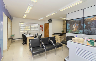 Imagem: A sala comercial possui 3 Banheiros, 6 Vagas na garagem e 265m²