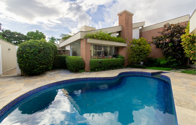 Imagem: A casa possui 7 Dormitórios, 5 Suítes, 6 Banheiros, 7 Vagas